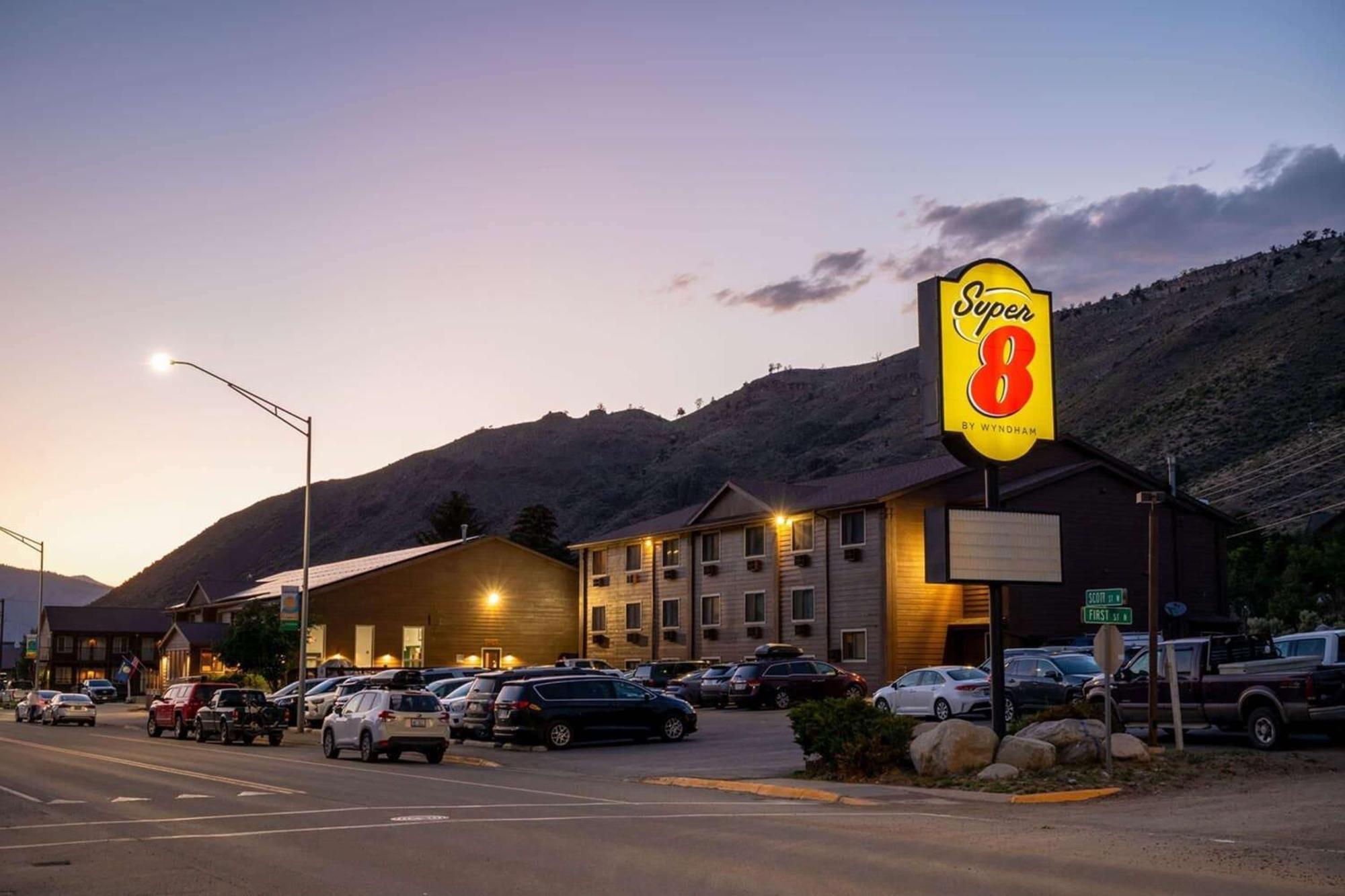 Super 8 By Wyndham Gardiner/Yellowstone Park Area Exterior foto