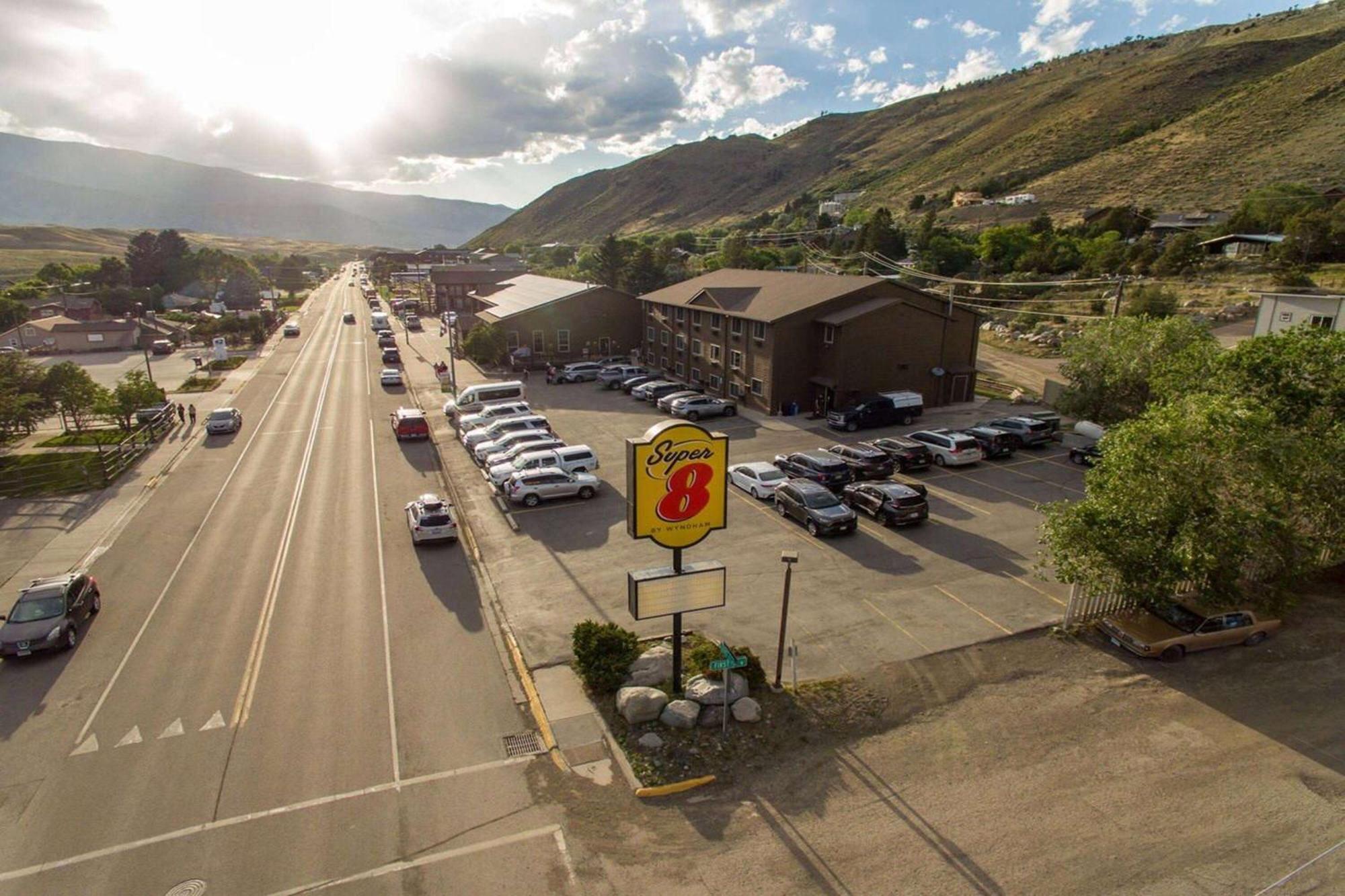 Super 8 By Wyndham Gardiner/Yellowstone Park Area Exterior foto
