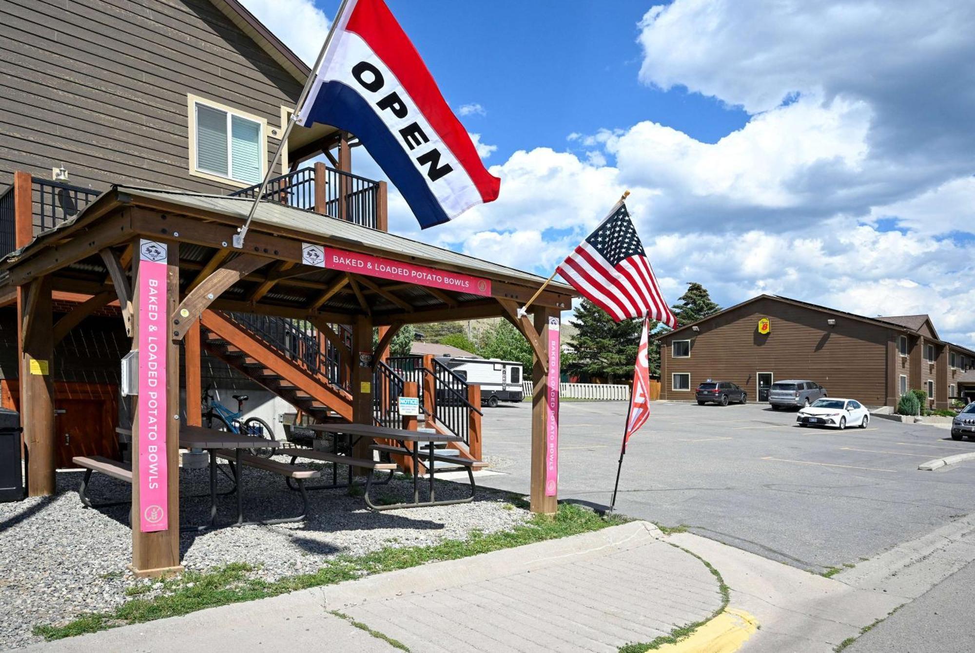 Super 8 By Wyndham Gardiner/Yellowstone Park Area Exterior foto