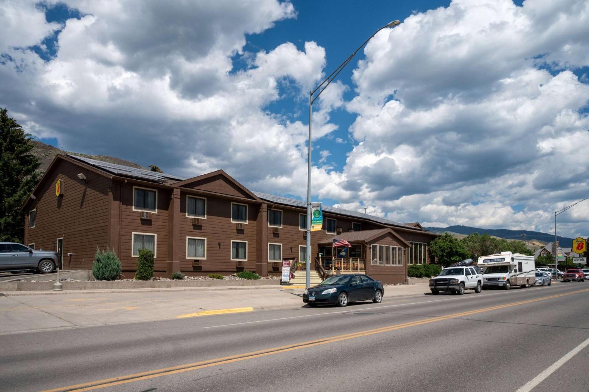 Super 8 By Wyndham Gardiner/Yellowstone Park Area Exterior foto