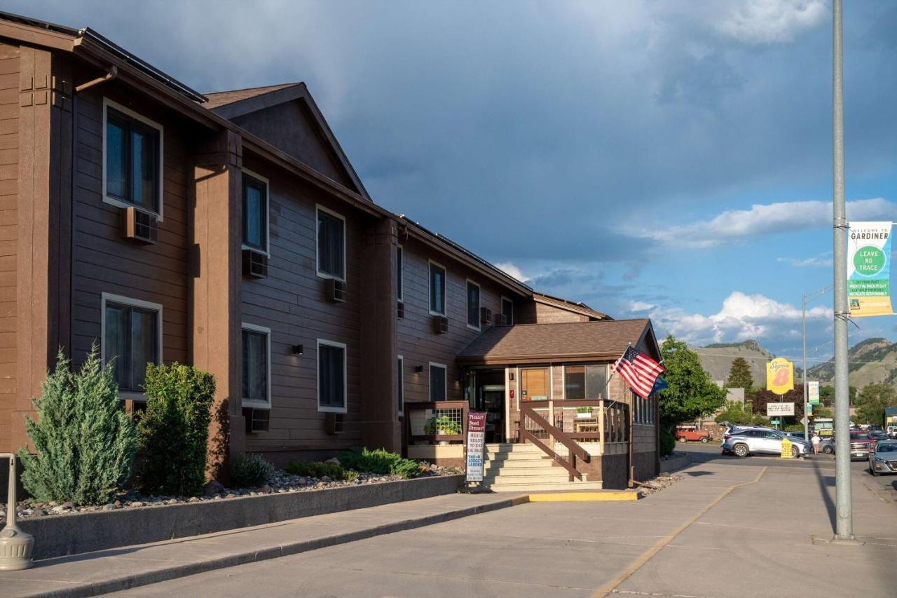 Super 8 By Wyndham Gardiner/Yellowstone Park Area Exterior foto