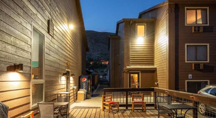Super 8 By Wyndham Gardiner/Yellowstone Park Area Exterior foto